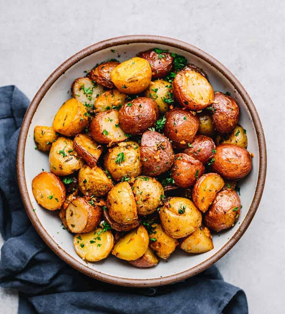 roasted-baby-potatoes-with-rosemary-and-garlic-06
